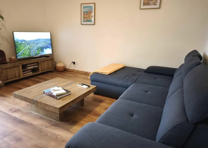 Charming T3 With Balconies In Appartement