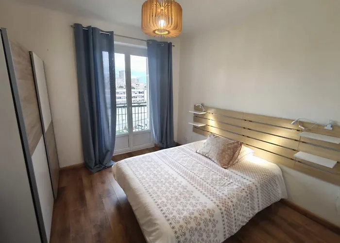 Charming T3 With Balconies In Appartement